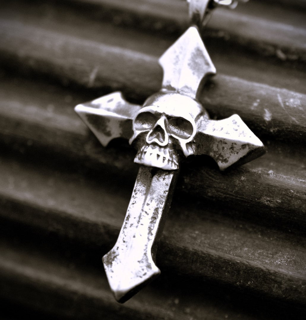 „Memento Mori“-Kreuzanhänger für Herren aus 925er Silber – Symbol für Tod und Ewigkeit | Art Diva