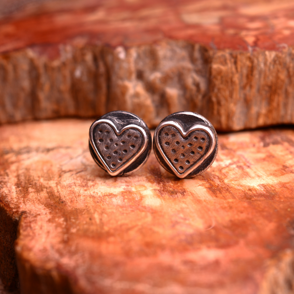 „Herz“-Mini-Ohrstecker aus 925er Silber – romantische, teilweise oxidierte Ohrringe im Vintage-Stil | Art Diva
