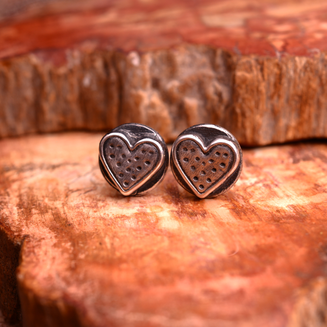 „Herz“-Mini-Ohrstecker aus 925er Silber – romantische, teilweise oxidierte Ohrringe im Vintage-Stil | Art Diva