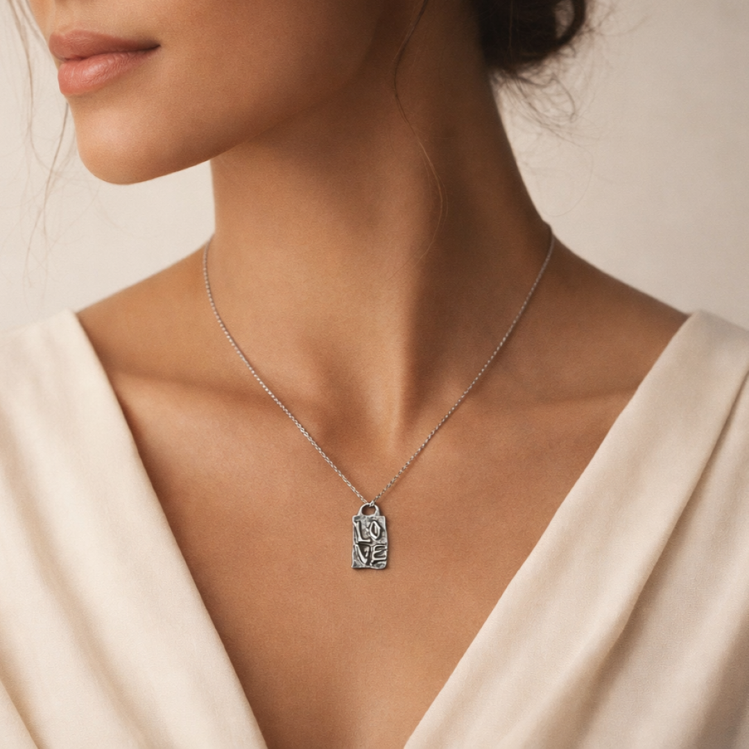 „LOVE“-Anhänger aus 925er Silber – skulpturaler Talisman für Liebe, handgefertigtes symbolisches Schmuckstück im Boho-Stil, ideales Geschenk für Mutter, Tochter oder Freundin | Art Diva