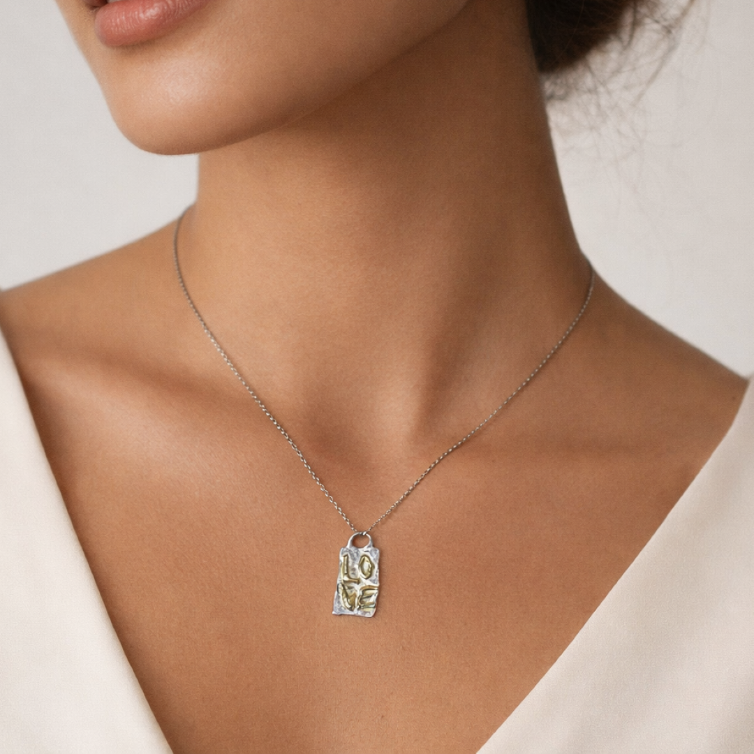 „LOVE“-Anhänger aus 925er Silber mit vergoldeten Akzenten – skulpturaler Talisman für Liebe, handgefertigtes symbolisches Schmuckstück im Boho-Stil, ideales Geschenk aus der Kollektion „Glanz“ | Art Diva