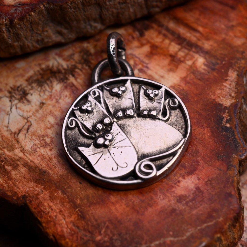 „Mama und ihre drei Herzen“-Anhänger aus 925er Silber – teilweise oxidiertes, handgefertigtes Skulpturenschmuckstück im Boho-Rustik-Stil | Art Diva