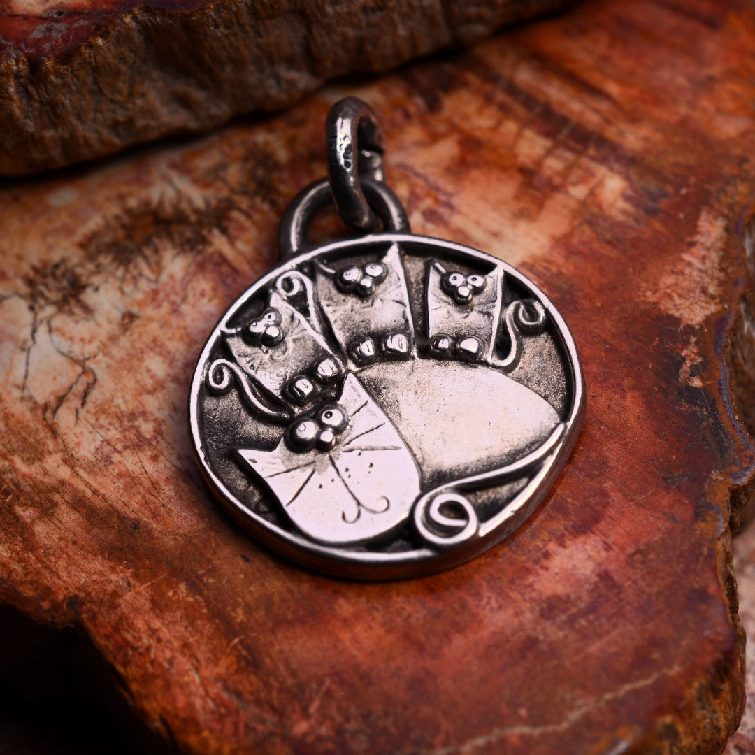 „Mama und ihre drei Herzen“-Anhänger aus 925er Silber – teilweise oxidiertes, handgefertigtes Skulpturenschmuckstück im Boho-Rustik-Stil | Art Diva