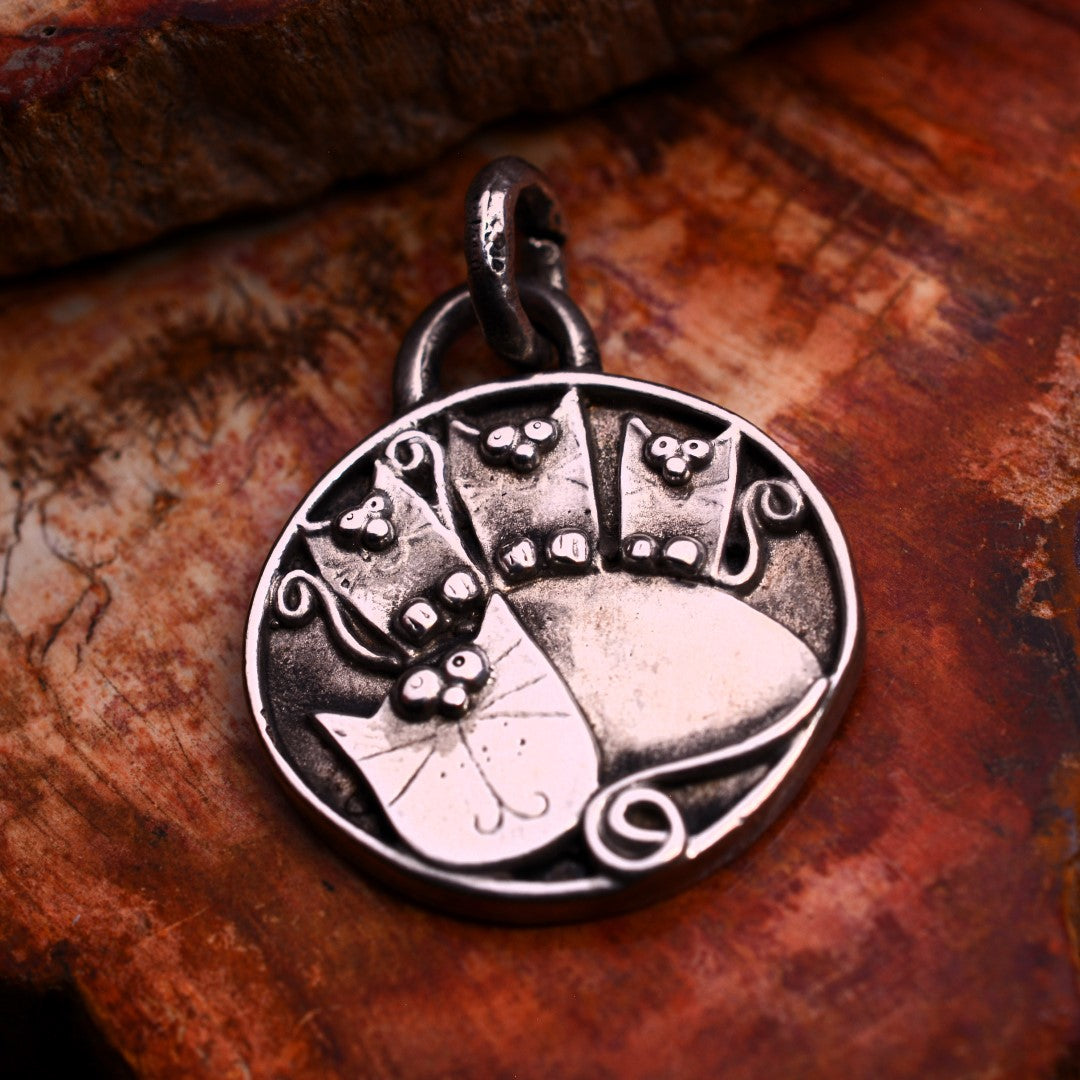 „Mama und ihre drei Herzen“-Anhänger aus 925er Silber – teilweise oxidiertes, handgefertigtes Skulpturenschmuckstück im Boho-Rustik-Stil | Art Diva