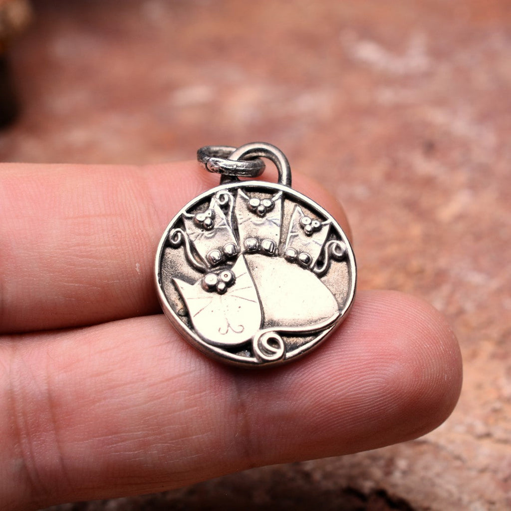 „Mama und ihre drei Herzen“-Anhänger aus 925er Silber – teilweise oxidiertes, handgefertigtes Skulpturenschmuckstück im Boho-Rustik-Stil | Art Diva