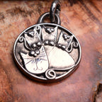 „Mama und ihre drei Herzen“-Anhänger aus 925er Silber – teilweise oxidiertes, handgefertigtes Skulpturenschmuckstück im Boho-Rustik-Stil | Art Diva