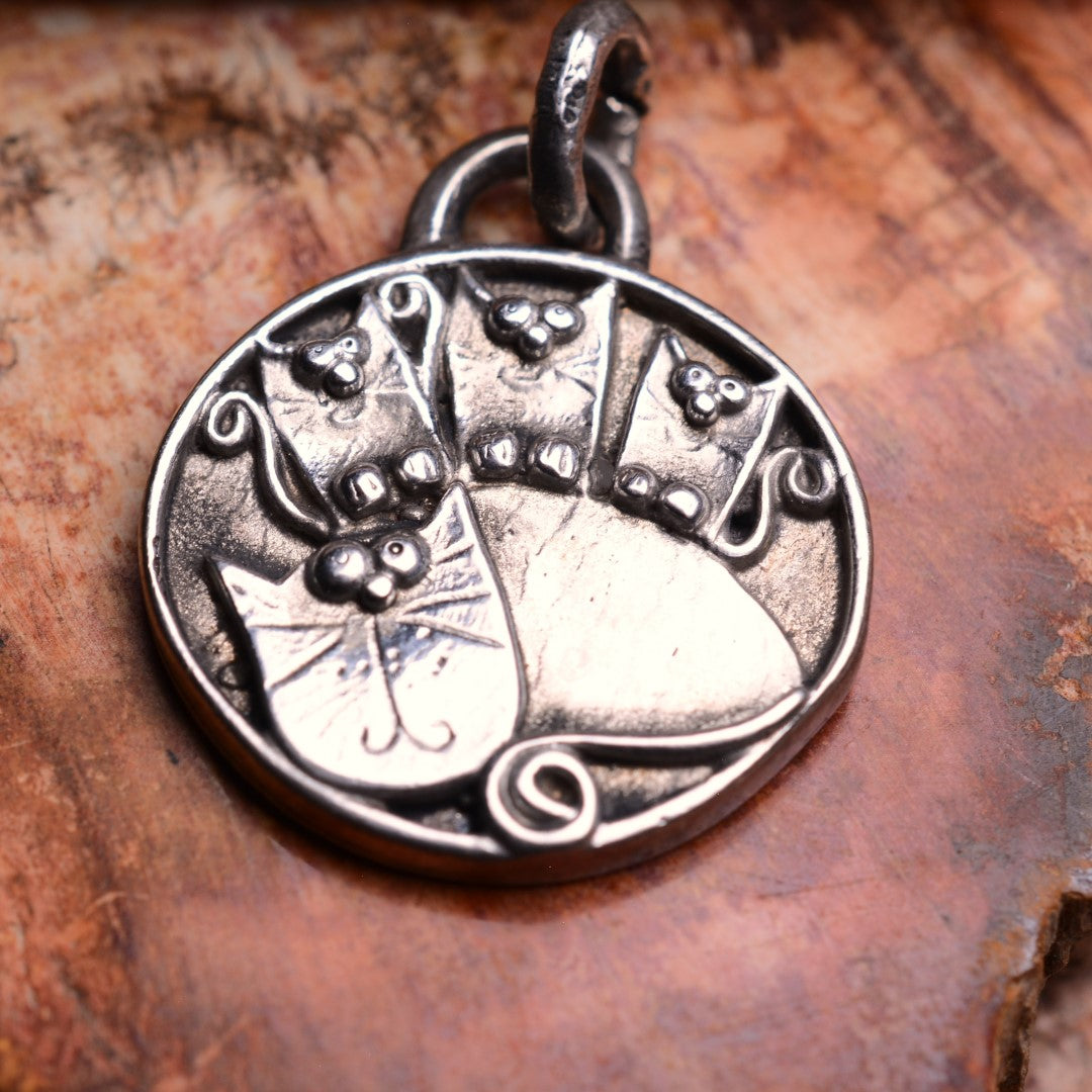 „Mama und ihre drei Herzen“-Anhänger aus 925er Silber – teilweise oxidiertes, handgefertigtes Skulpturenschmuckstück im Boho-Rustik-Stil | Art Diva