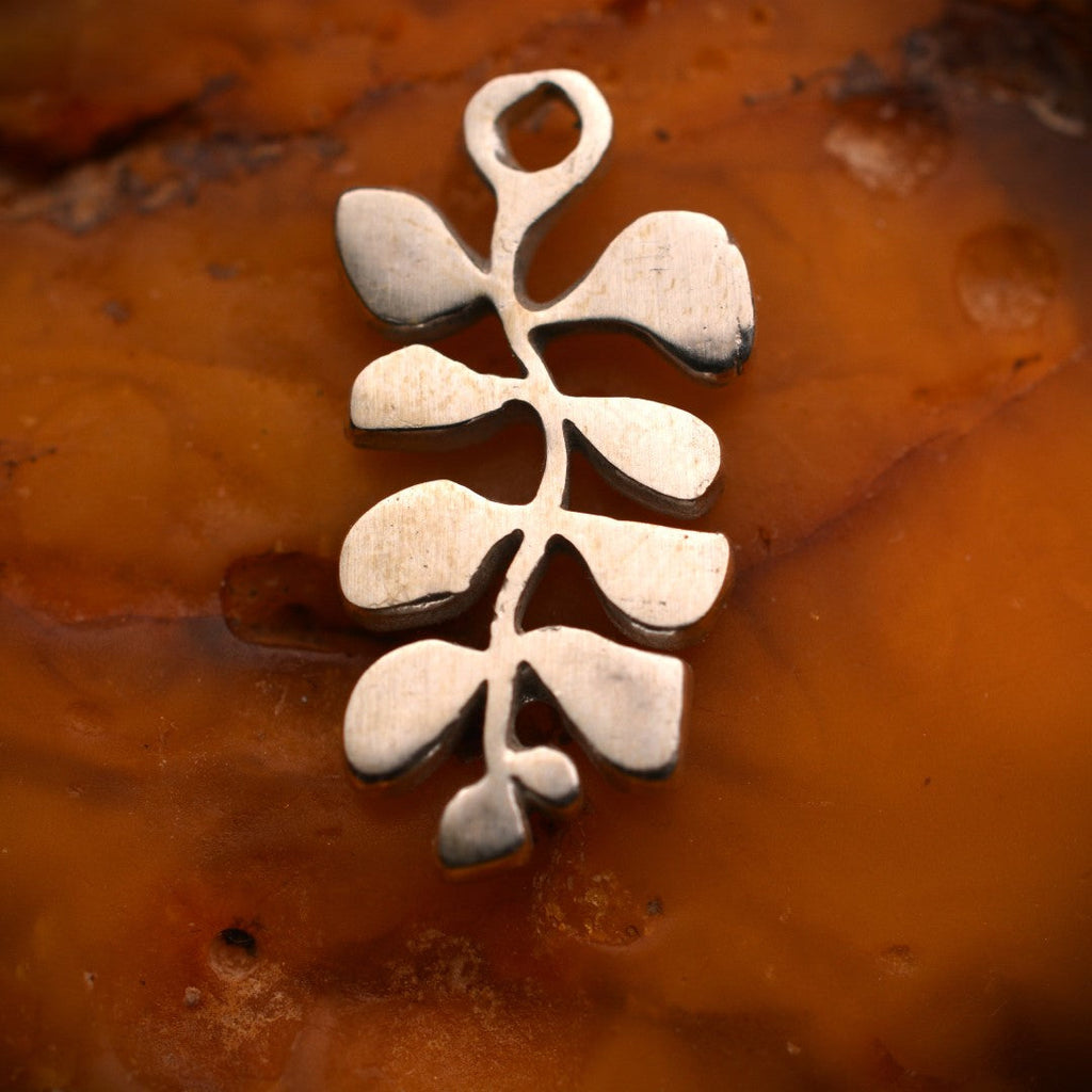 „Blättchen“ – Anhänger aus 925er Silber, Talisman für Harmonie und natürliche Zartheit, von Hand poliert | Art Diva