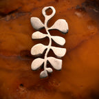 „Blättchen“ – Anhänger aus 925er Silber, Talisman für Harmonie und natürliche Zartheit, von Hand poliert | Art Diva