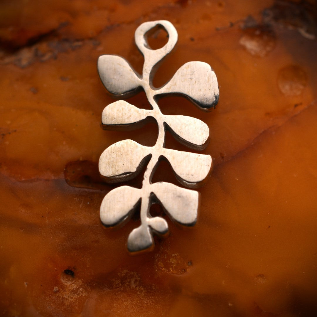 „Blättchen“ – Anhänger aus 925er Silber, Talisman für Harmonie und natürliche Zartheit, von Hand poliert | Art Diva