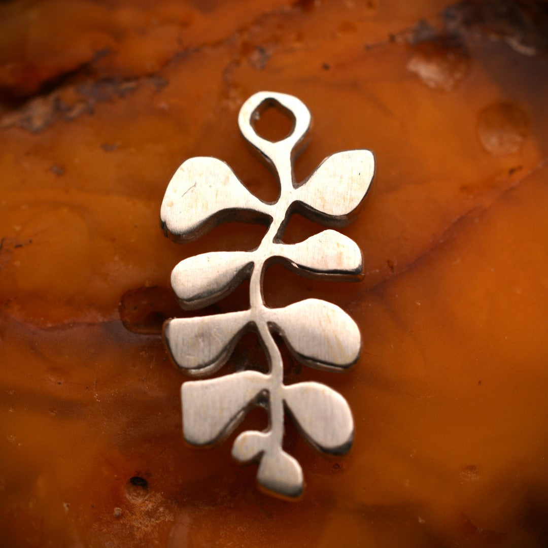 „Blättchen“ – Anhänger aus 925er Silber, Talisman für Harmonie und natürliche Zartheit, von Hand poliert | Art Diva