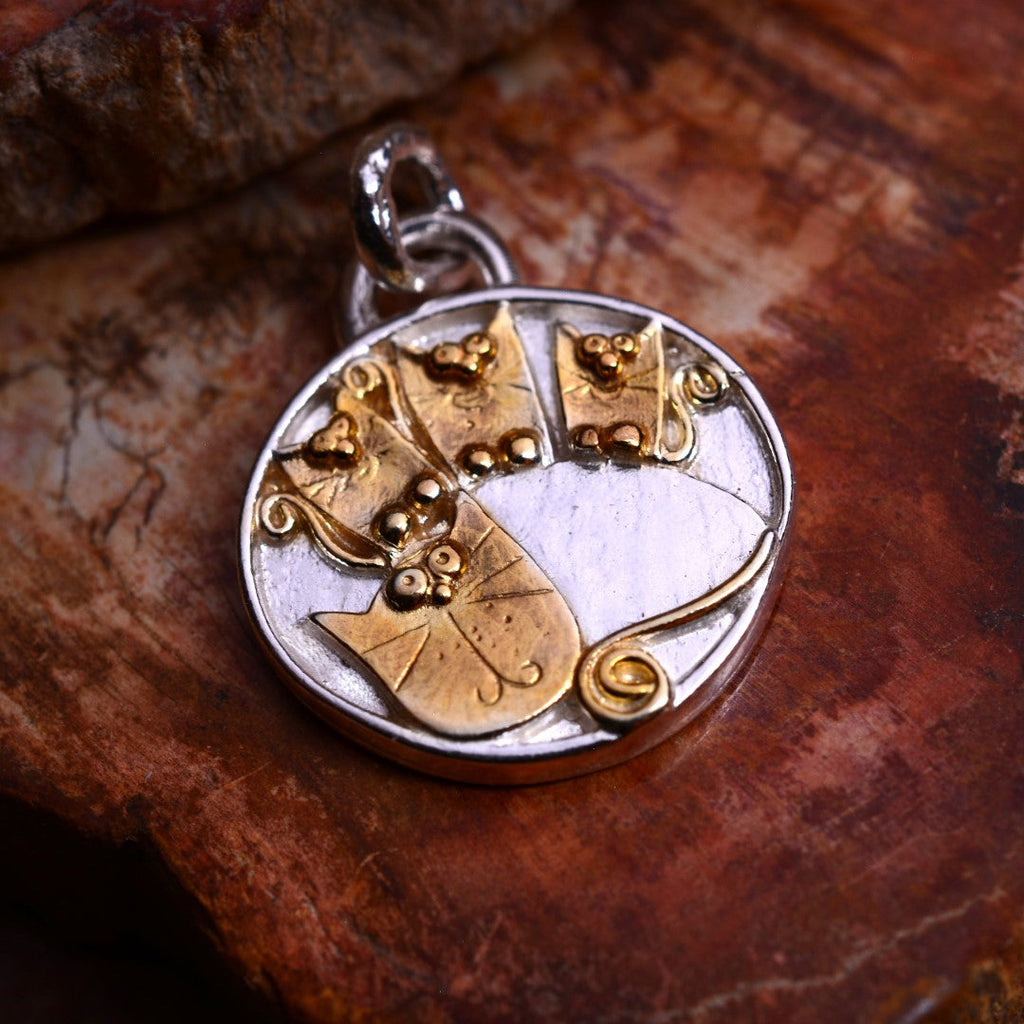 „Mama und ihre drei Herzen“-Anhänger aus 925er Silber mit Goldakzenten – handgefertigtes Skulpturenschmuckstück im Boho-Rustik-Stil | Art Diva