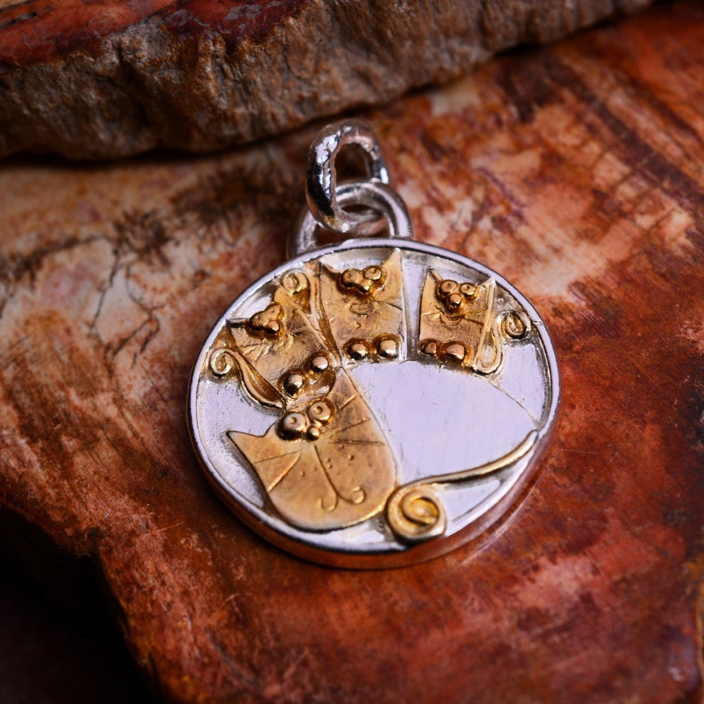 „Mama und ihre drei Herzen“-Anhänger aus 925er Silber mit Goldakzenten – handgefertigtes Skulpturenschmuckstück im Boho-Rustik-Stil | Art Diva