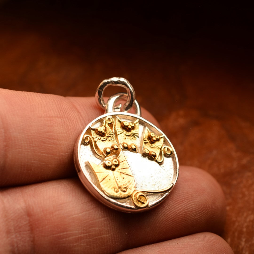 „Mama und ihre drei Herzen“-Anhänger aus 925er Silber mit Goldakzenten – handgefertigtes Skulpturenschmuckstück im Boho-Rustik-Stil | Art Diva
