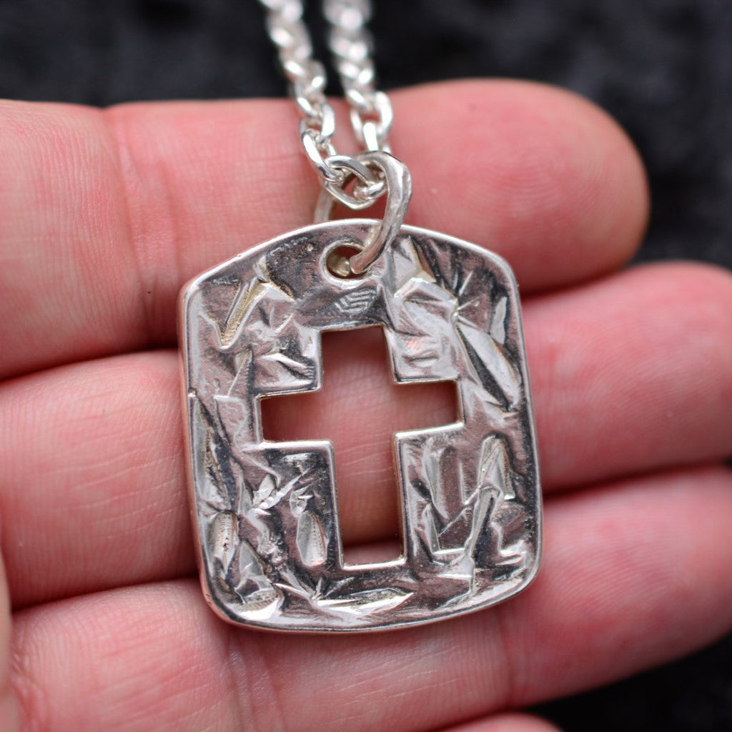Massiver Herren-Kreuzanhänger aus 925er Silber mit ausgeschnittenem Kreuz – handpoliert, Schmuck im Boho- und rustikalen Stil | Art Diva