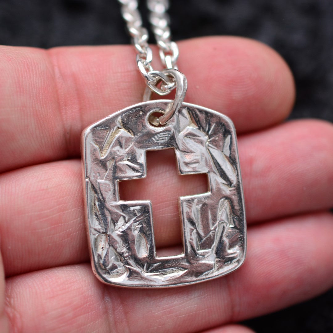 Massiver Herren-Kreuzanhänger aus 925er Silber mit ausgeschnittenem Kreuz – handpoliert, Schmuck im Boho- und rustikalen Stil | Art Diva