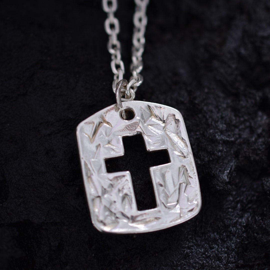 Massiver Herren-Kreuzanhänger aus 925er Silber mit ausgeschnittenem Kreuz – handpoliert, Schmuck im Boho- und rustikalen Stil | Art Diva