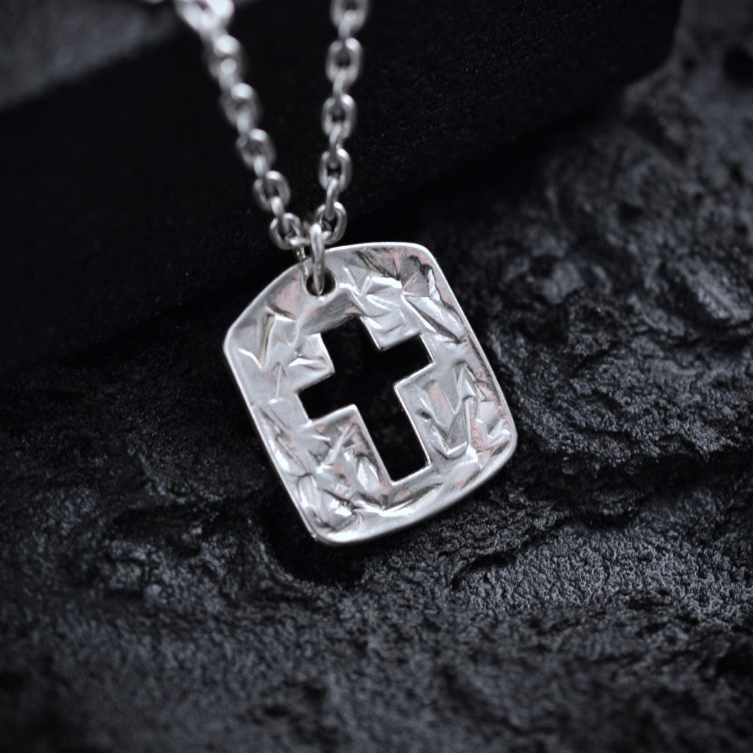 Massiver Herren-Kreuzanhänger aus 925er Silber mit ausgeschnittenem Kreuz – handpoliert, Schmuck im Boho- und rustikalen Stil | Art Diva