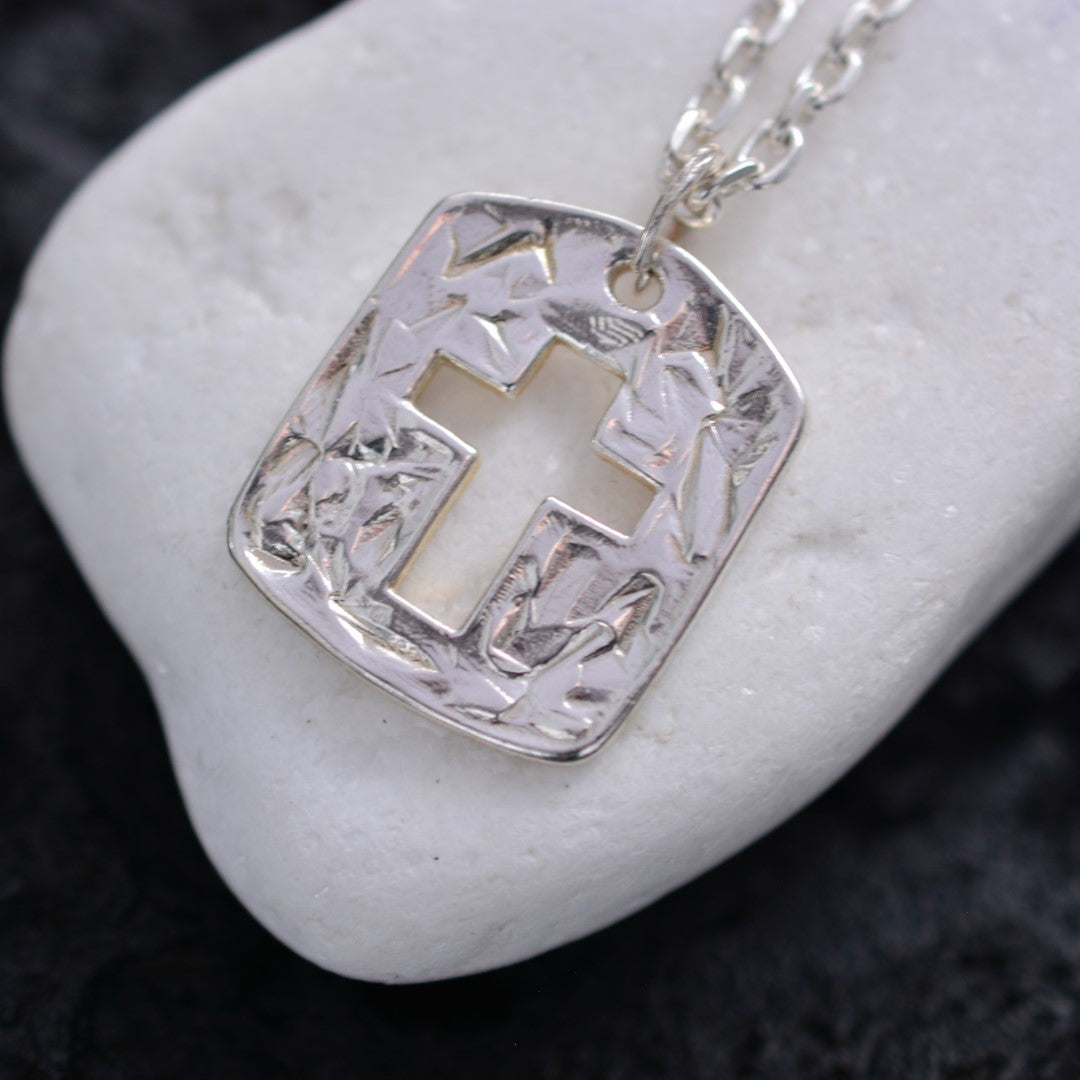 Massiver Herren-Kreuzanhänger aus 925er Silber mit ausgeschnittenem Kreuz – handpoliert, Schmuck im Boho- und rustikalen Stil | Art Diva