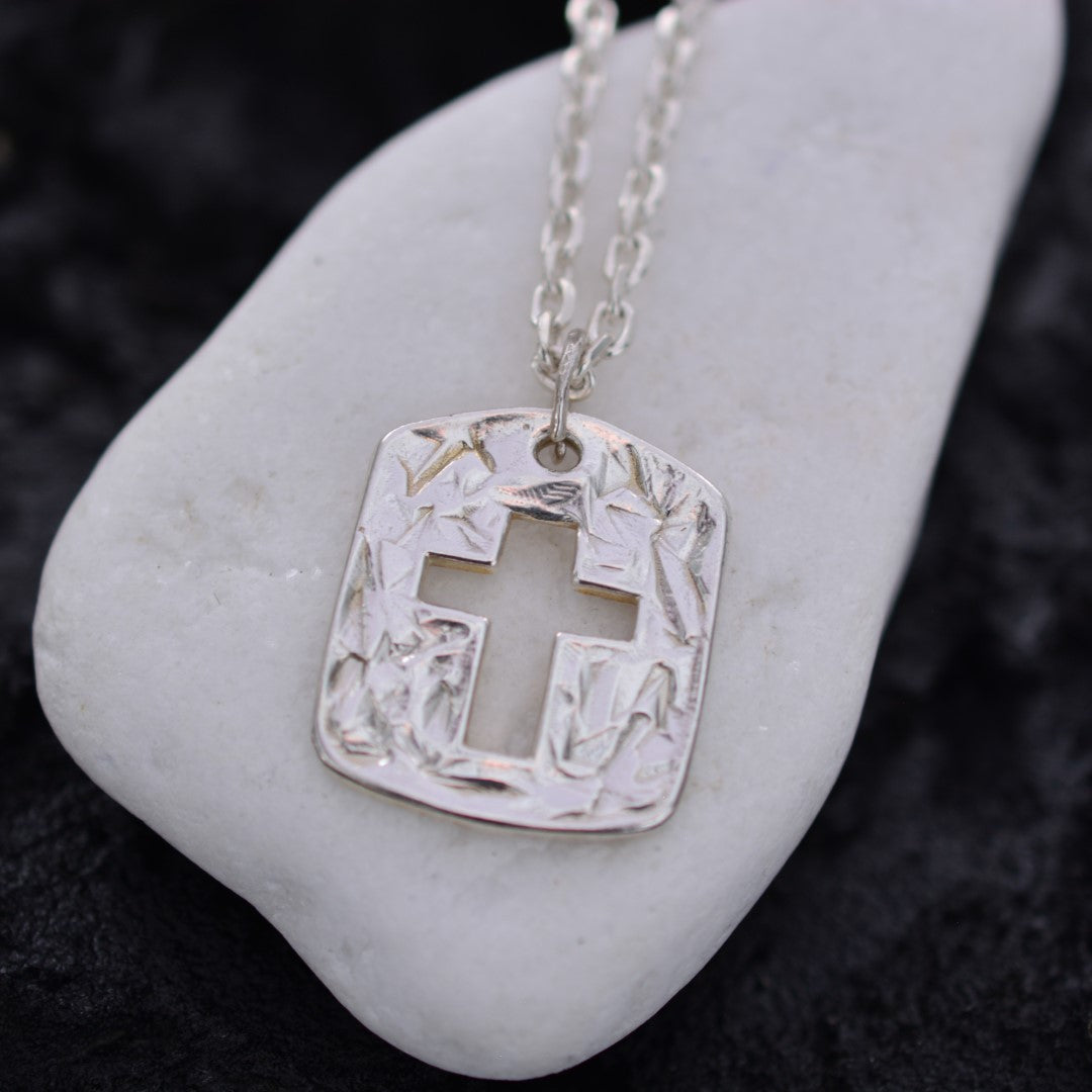 Massiver Herren-Kreuzanhänger aus 925er Silber mit ausgeschnittenem Kreuz – handpoliert, Schmuck im Boho- und rustikalen Stil | Art Diva
