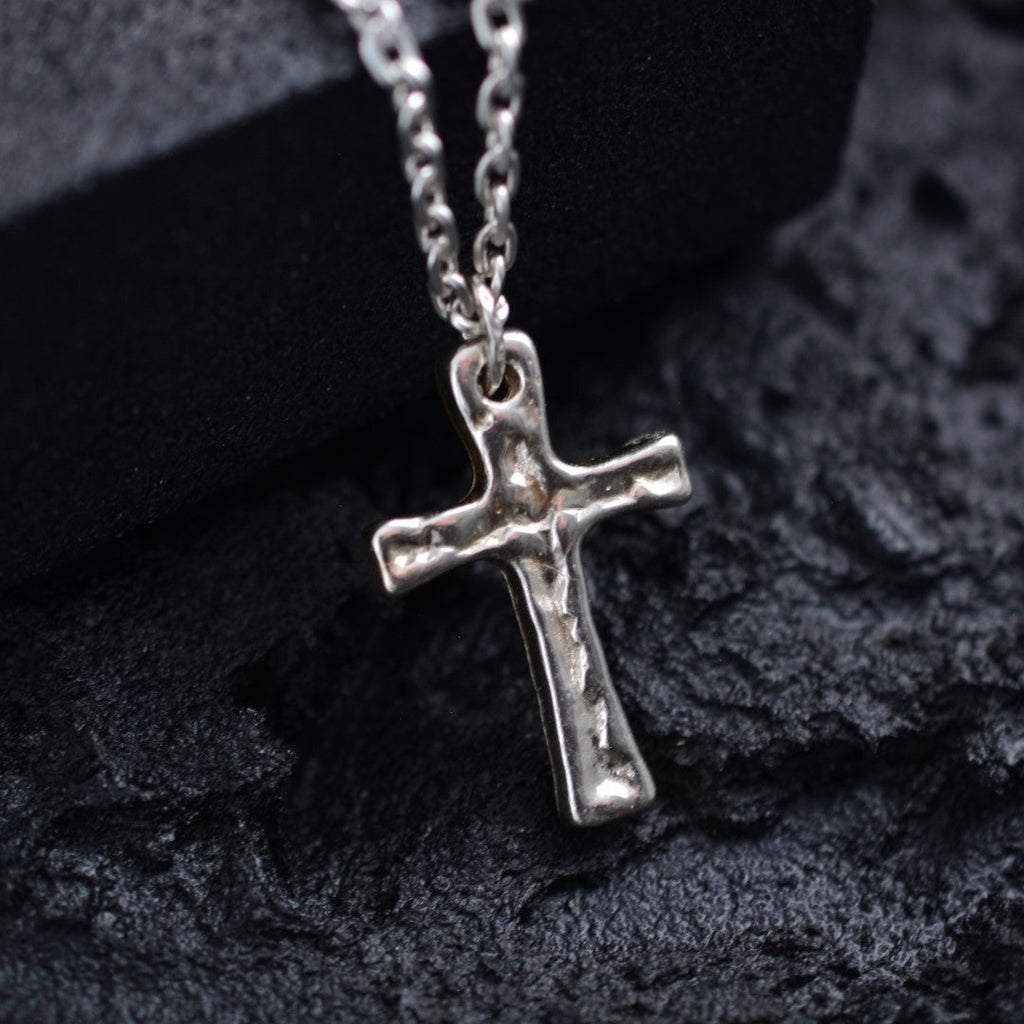 „Stärke und Glaube“-Massiver Kreuz-Anhänger für Herren aus 925er Silber – handpoliertes Symbol für Widerstandskraft und Schutz | Art Diva