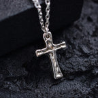 „Stärke und Glaube“-Massiver Kreuz-Anhänger für Herren aus 925er Silber – handpoliertes Symbol für Widerstandskraft und Schutz | Art Diva