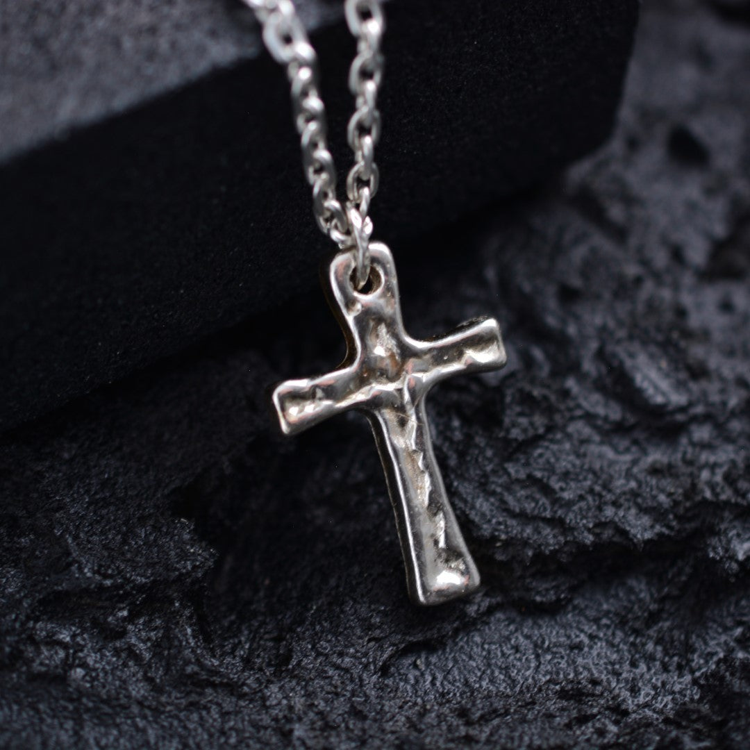 „Stärke und Glaube“-Massiver Kreuz-Anhänger für Herren aus 925er Silber – handpoliertes Symbol für Widerstandskraft und Schutz | Art Diva