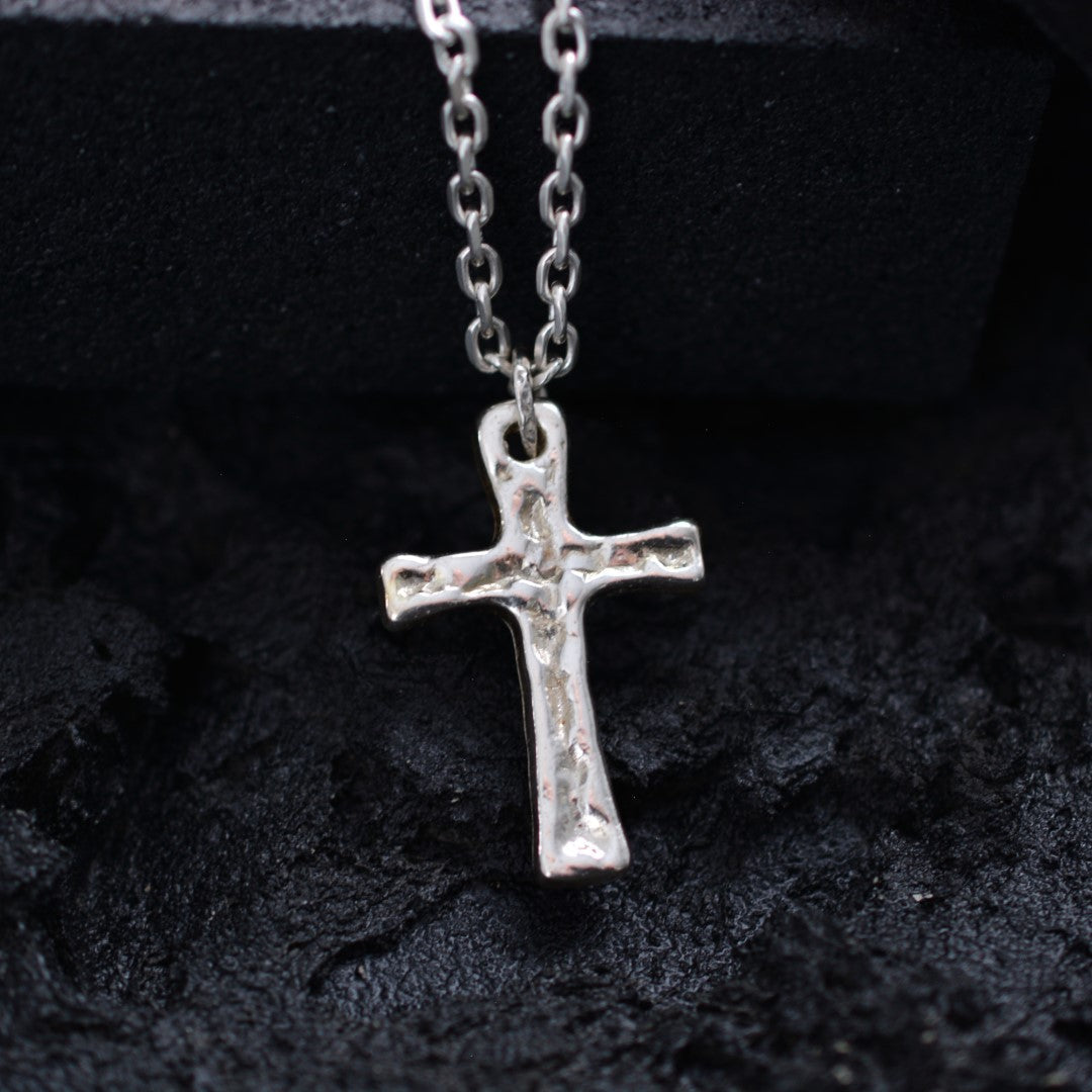 „Stärke und Glaube“-Massiver Kreuz-Anhänger für Herren aus 925er Silber – handpoliertes Symbol für Widerstandskraft und Schutz | Art Diva