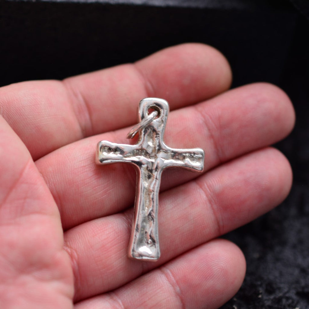 „Stärke und Glaube“-Massiver Kreuz-Anhänger für Herren aus 925er Silber – handpoliertes Symbol für Widerstandskraft und Schutz | Art Diva