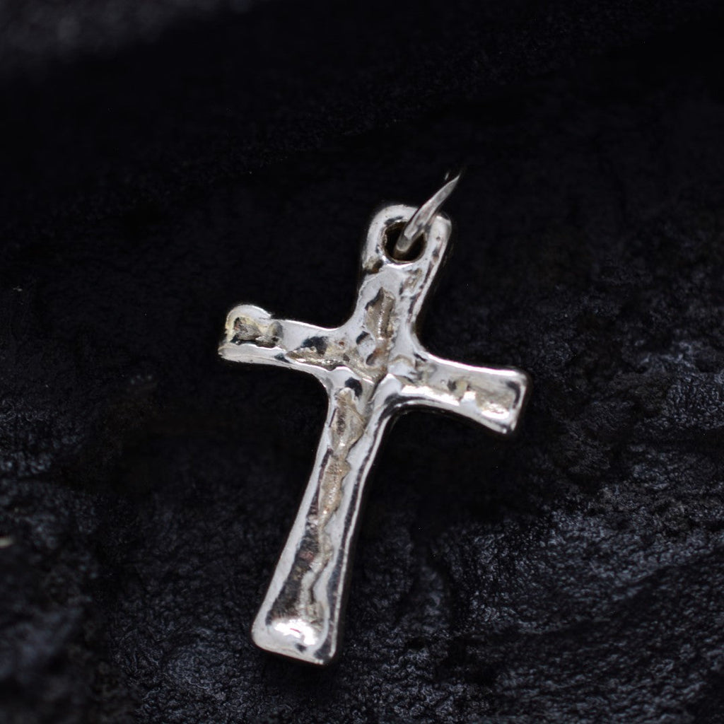 „Stärke und Glaube“-Massiver Kreuz-Anhänger für Herren aus 925er Silber – handpoliertes Symbol für Widerstandskraft und Schutz | Art Diva
