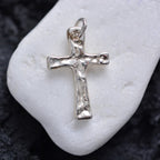 „Stärke und Glaube“-Massiver Kreuz-Anhänger für Herren aus 925er Silber – handpoliertes Symbol für Widerstandskraft und Schutz | Art Diva