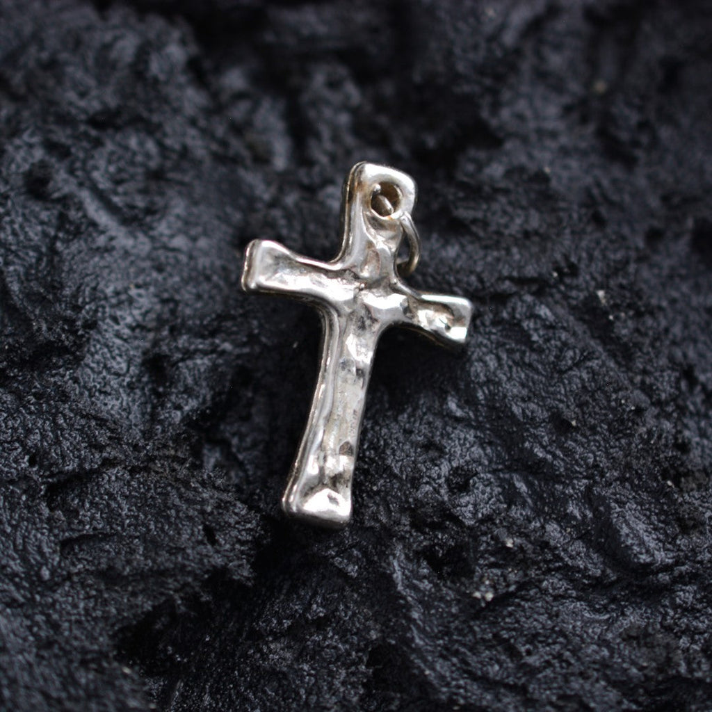 „Stärke und Glaube“-Massiver Kreuz-Anhänger für Herren aus 925er Silber – handpoliertes Symbol für Widerstandskraft und Schutz | Art Diva
