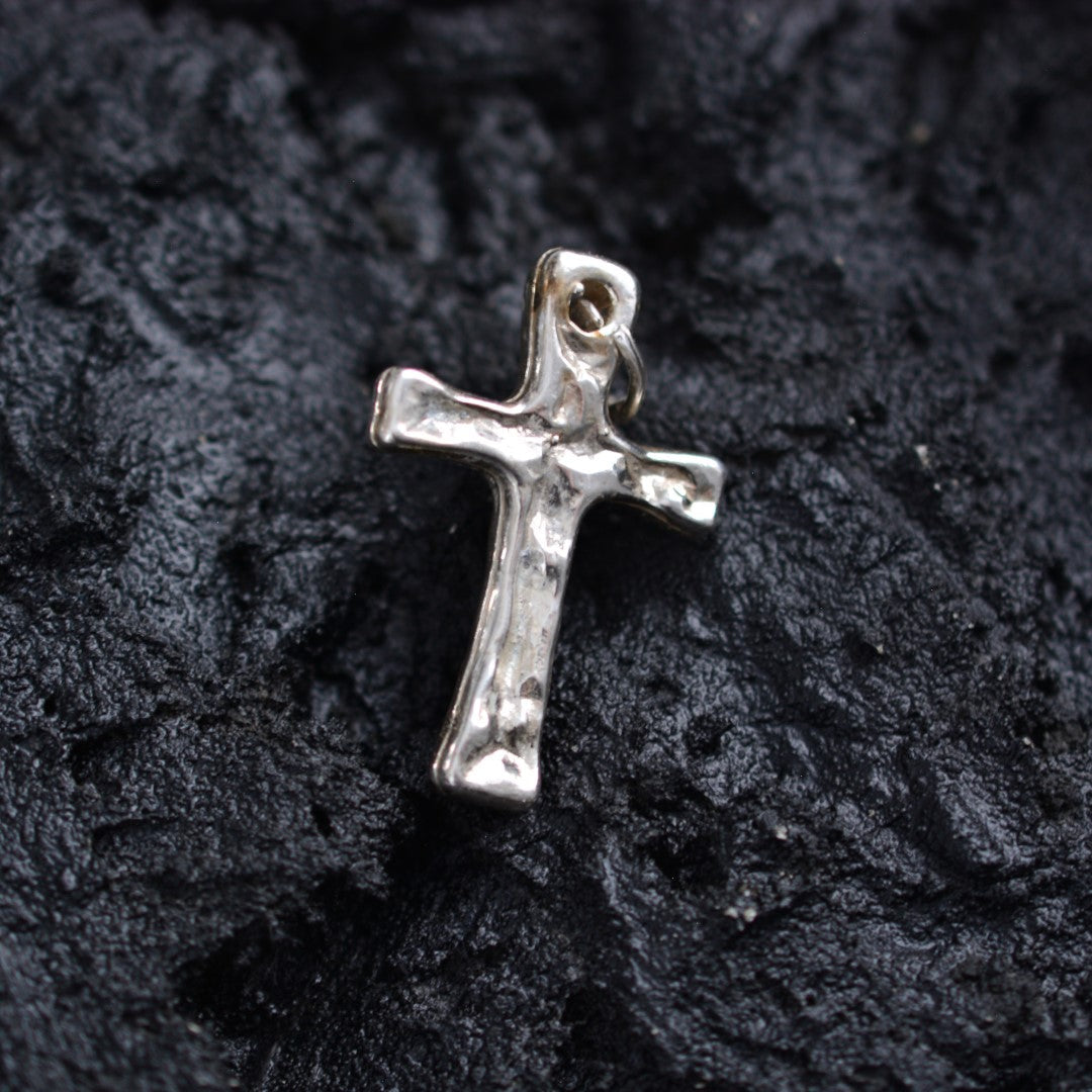 „Stärke und Glaube“-Massiver Kreuz-Anhänger für Herren aus 925er Silber – handpoliertes Symbol für Widerstandskraft und Schutz | Art Diva