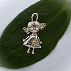 „Kleines Mädchen mit Blume“ – Anhänger aus 925er Silber mit goldfarbenen Akzenten, Talisman für Freude, reine Liebe und kindliche Unschuld, Symbol für die Verbundenheit zwischen Mutter und Tochter, Skulpturenschmuck im Boho- und rustikalen Stil | Art Diva