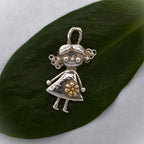 „Kleines Mädchen mit Blume“ – Anhänger aus 925er Silber mit goldfarbenen Akzenten, Talisman für Freude, reine Liebe und kindliche Unschuld, Symbol für die Verbundenheit zwischen Mutter und Tochter, Skulpturenschmuck im Boho- und rustikalen Stil | Art Diva