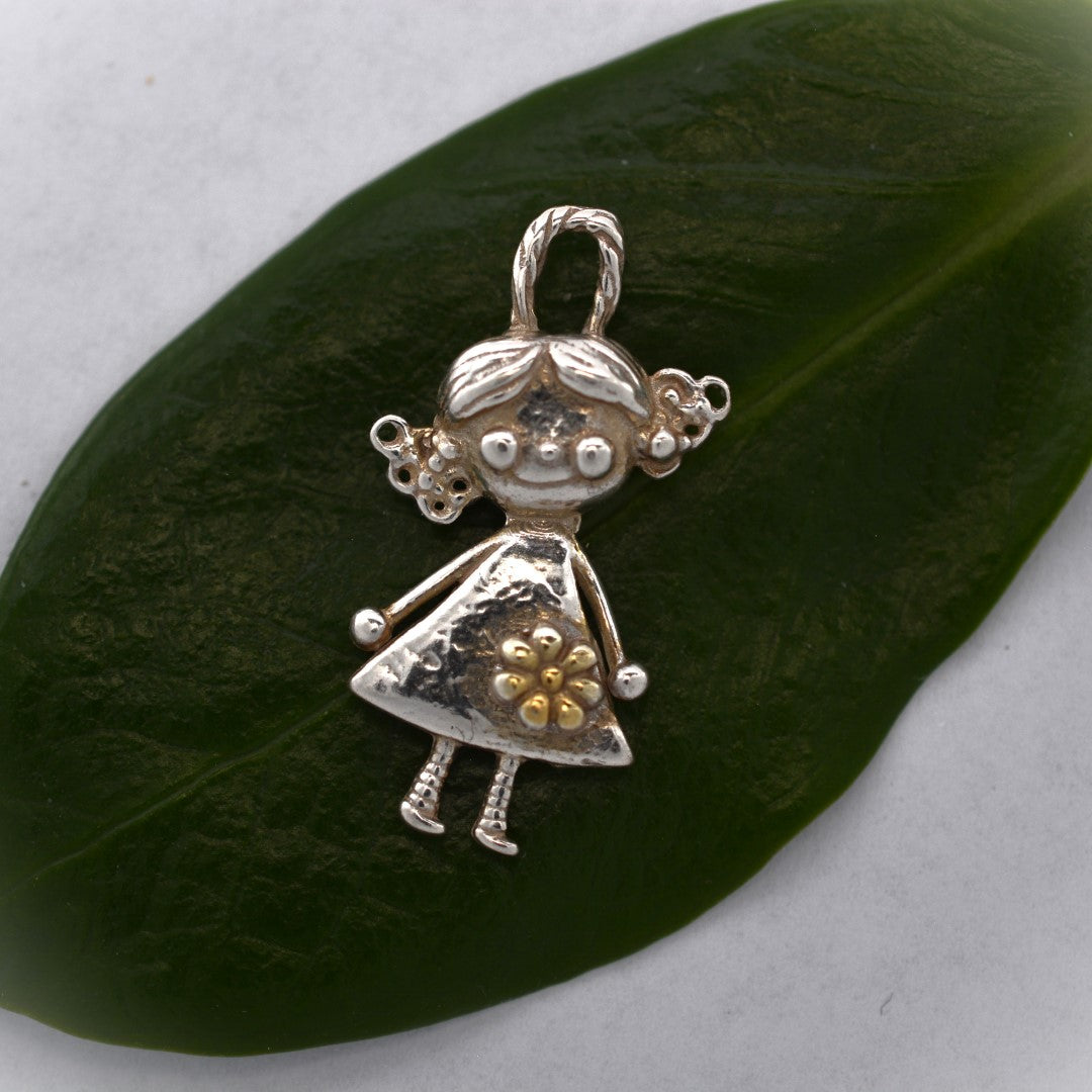 „Kleines Mädchen mit Blume“ – Anhänger aus 925er Silber mit goldfarbenen Akzenten, Talisman für Freude, reine Liebe und kindliche Unschuld, Symbol für die Verbundenheit zwischen Mutter und Tochter, Skulpturenschmuck im Boho- und rustikalen Stil | Art Diva