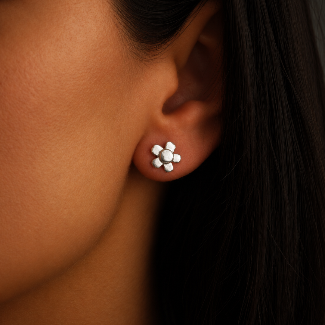 „Wilde Margerite“-Mini-Ohrstecker aus 925er Silber – florale Boho-Ohrringe | Art Diva