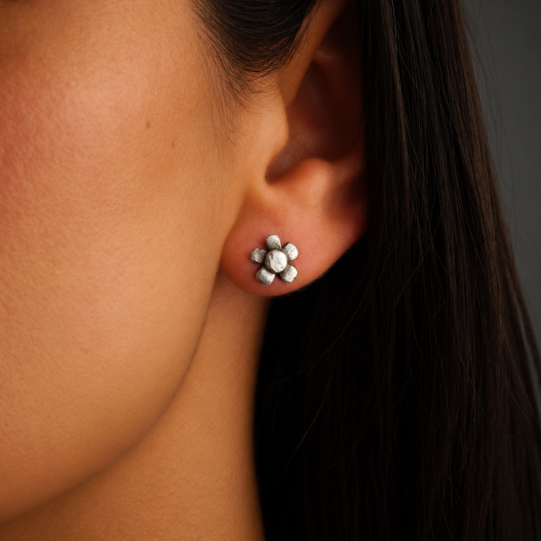 „Wilde Margerite“-Mini-Ohrstecker aus 925er Silber – florale Ohrringe im Vintage-Stil | Art Diva