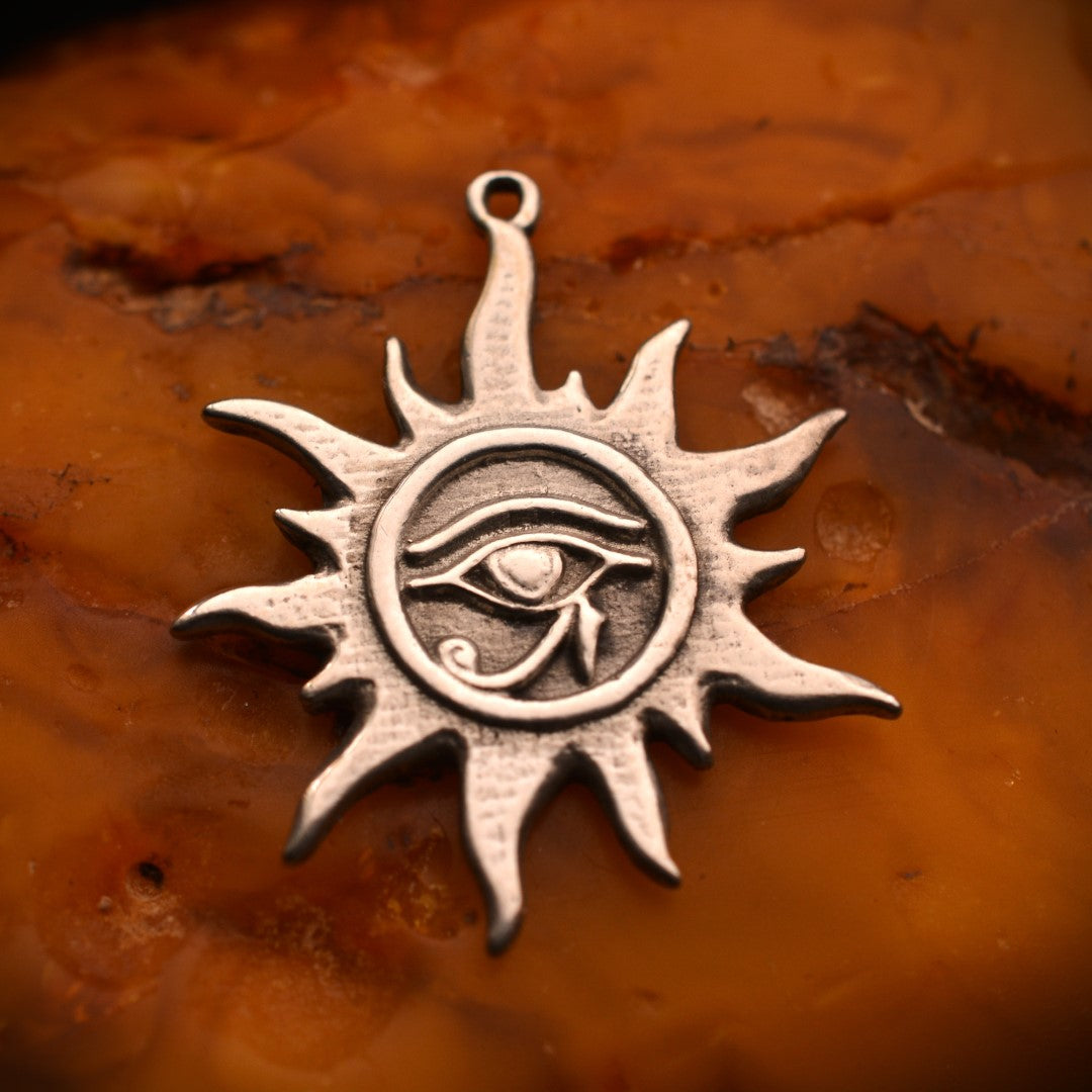„Auge des Re – Sonnentalisman“-Anhänger aus 925er Silber – oxidierter skulpturaler Schmuck im Boho-Rustik-Stil | Art Diva