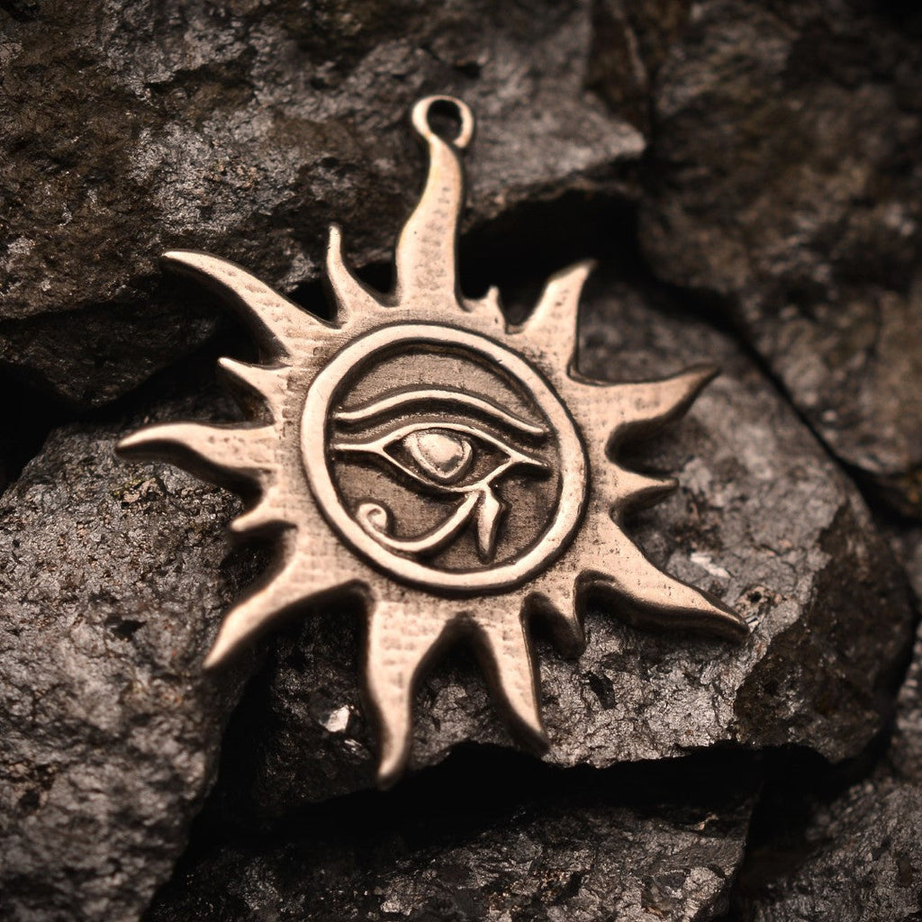 „Auge des Re – Sonnentalisman“-Anhänger aus 925er Silber – oxidierter skulpturaler Schmuck im Boho-Rustik-Stil | Art Diva