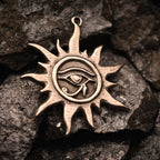„Auge des Re – Sonnentalisman“-Anhänger aus 925er Silber – oxidierter skulpturaler Schmuck im Boho-Rustik-Stil | Art Diva
