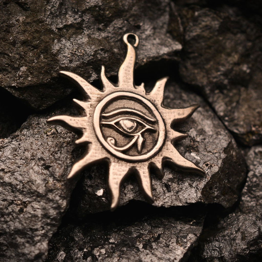 „Auge des Re – Sonnentalisman“-Anhänger aus 925er Silber – oxidierter skulpturaler Schmuck im Boho-Rustik-Stil | Art Diva