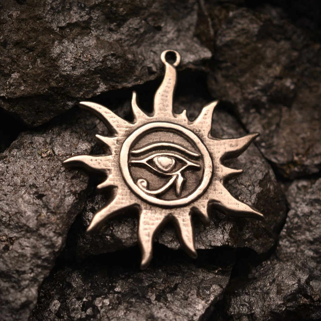 „Auge des Re – Sonnentalisman“-Anhänger aus 925er Silber – oxidierter skulpturaler Schmuck im Boho-Rustik-Stil | Art Diva