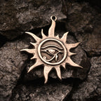 „Auge des Re – Sonnentalisman“-Anhänger aus 925er Silber – oxidierter skulpturaler Schmuck im Boho-Rustik-Stil | Art Diva