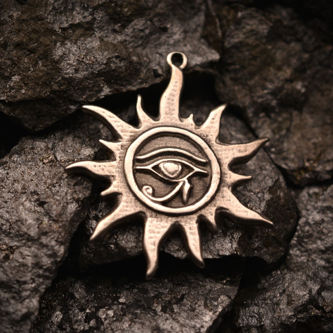 „Auge des Re – Sonnentalisman“-Anhänger aus 925er Silber – oxidierter skulpturaler Schmuck im Boho-Rustik-Stil | Art Diva