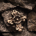 „Verziertes Kreuz mit Blume“ – oxidierter Anhänger aus 925er Silber, Symbol für Schutz, Harmonie und inneren Frieden, Skulpturenschmuck im Boho- und rustikalen Stil | Art Diva