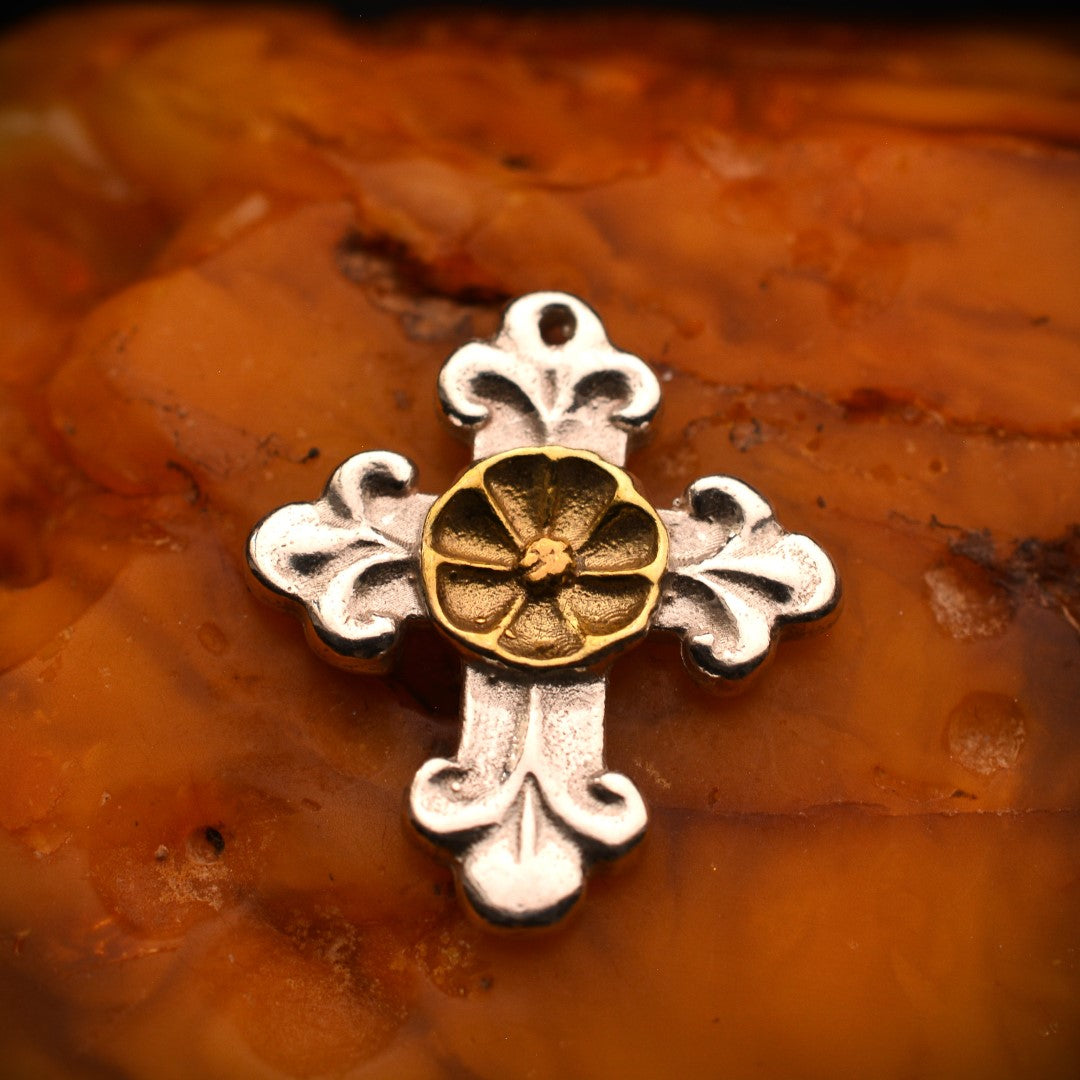 „Verziertes Kreuz mit Blume“ – handpolierter Anhänger aus 925er Silber mit goldfarbenen Akzenten, Symbol für Schutz, Harmonie und inneren Frieden | Art Diva