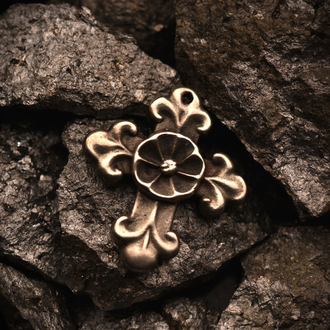 „Verziertes Kreuz mit Blume“ – oxidierter Anhänger aus 925er Silber, Symbol für Schutz, Harmonie und inneren Frieden, Skulpturenschmuck im Boho- und rustikalen Stil | Art Diva