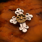 „Verziertes Kreuz mit Blume“ – handpolierter Anhänger aus 925er Silber mit goldfarbenen Akzenten, Symbol für Schutz, Harmonie und inneren Frieden | Art Diva