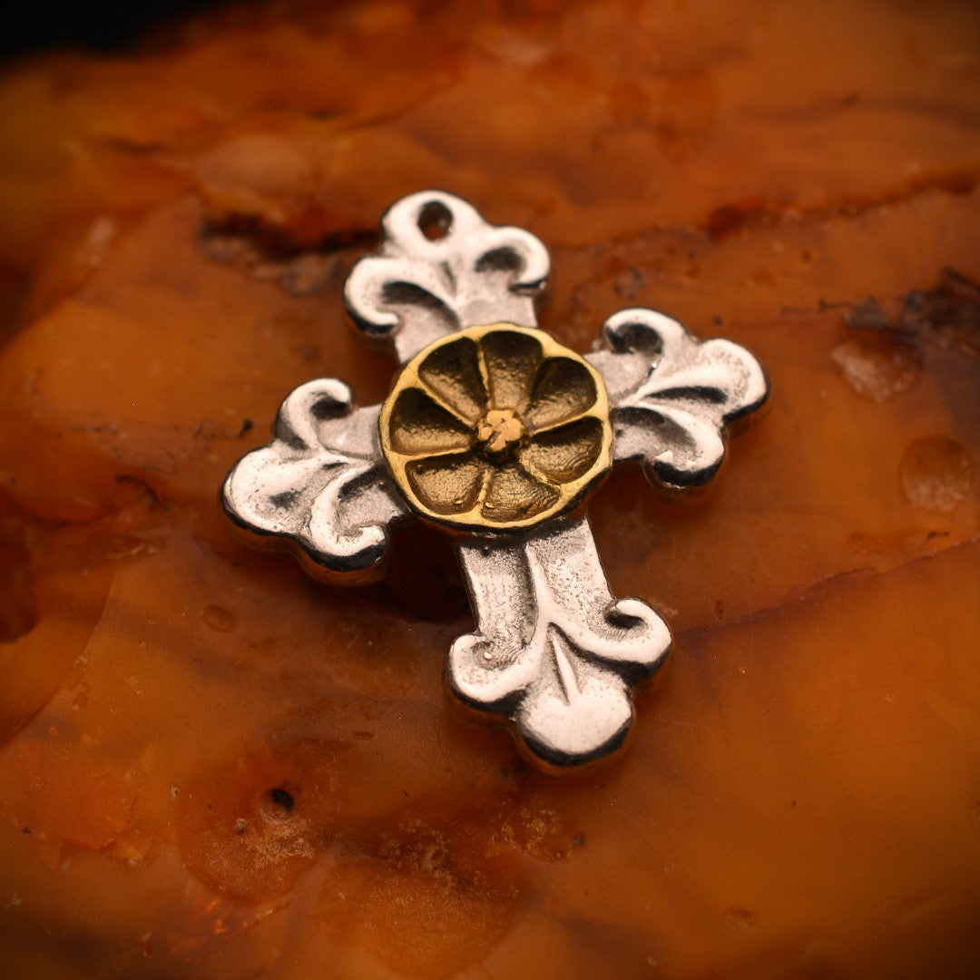 „Verziertes Kreuz mit Blume“ – handpolierter Anhänger aus 925er Silber mit goldfarbenen Akzenten, Symbol für Schutz, Harmonie und inneren Frieden | Art Diva